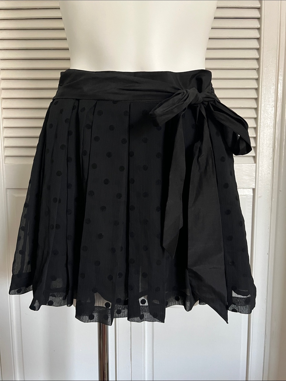 American Eagle black polka dot pleated skirt w/ bow